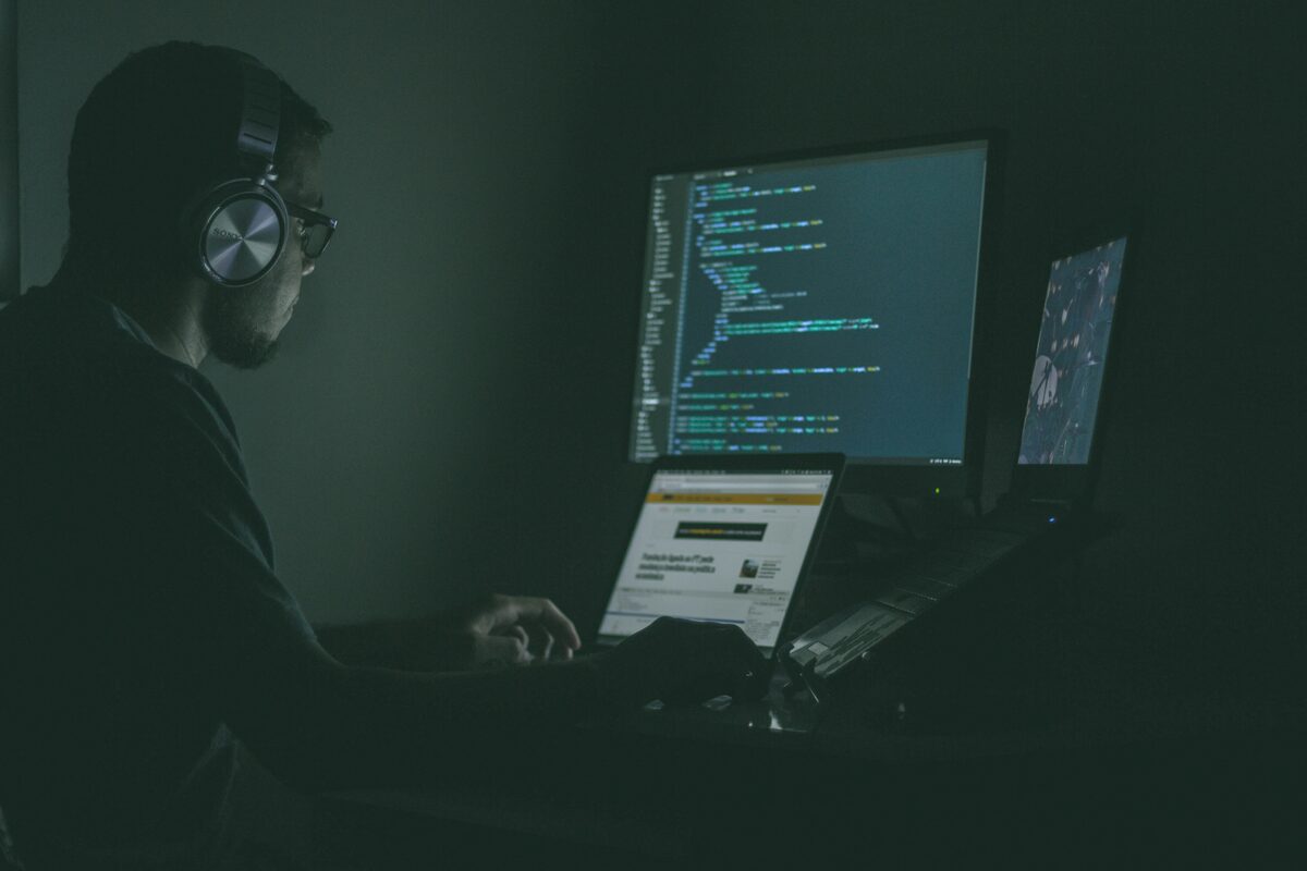 Equipe de tecnologia da Sync trabalhando em desenvolvimento de software